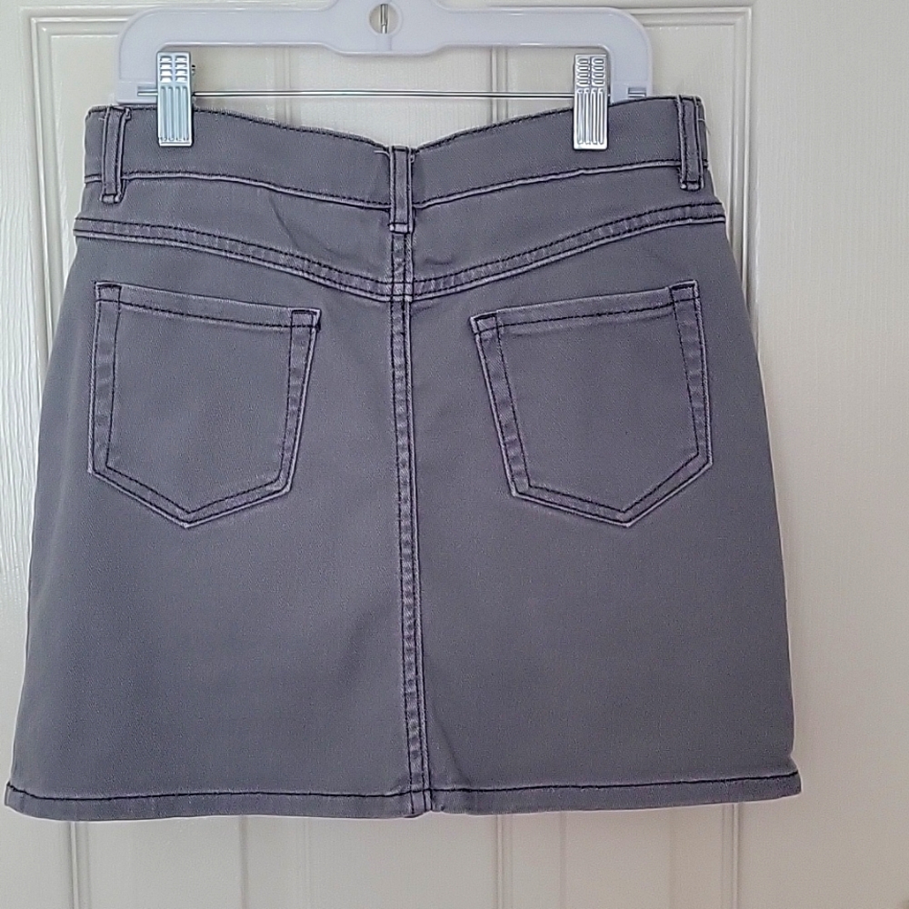 A cute girls  skirt with adorned pockets .  Size 12 . Gymboree brand.